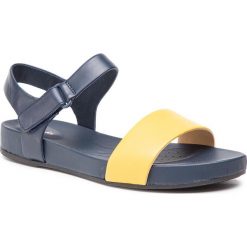 Sandały CLARKS - Bright Pacey 261412564 Yellow. Żółte klapki damskie Clarks, bez wzorów, ze skóry, bez obcasa. W wyprzedaży za 239,00 zł.