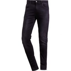 7 for all mankind RONNIE Jeansy Slim Fit black washed. Czarne jeansy męskie relaxed fit marki 7 for all mankind. W wyprzedaży za 799,20 zł.
