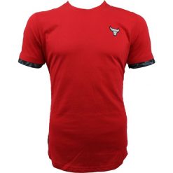 Adidas Chicago Bulls Fun Wear Tee AH5066. Czerwone t-shirty męskie Adidas, bez wzorów, bez kołnierzyka. W wyprzedaży za 89,99 zł.