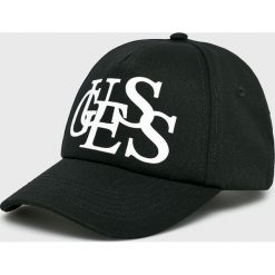 Guess Jeans - Czapka. Czarne czapki z daszkiem damskie Guess Jeans, z aplikacjami, z bawełny. Za 189,90 zł.