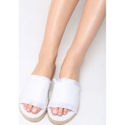 Białe Klapki Chiffon. Białe klapki damskie Born2be, w paski, bez obcasa, na płaskiej podeszwie. Za 59,99 zł.