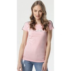 Jasnoróżowy T-shirt Elisabet. Różowe bluzki damskie Born2be, s, z napisami, klasyczne, z okrągłym kołnierzem. Za 39,99 zł.