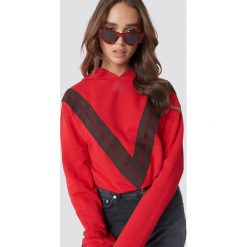 NA-KD Bluza z kapturem z nadrukiem V - Red. Czerwone bluzy z kapturem damskie marki NA-KD, z nadrukiem, z długim rękawem, długie. Za 181,95 zł.