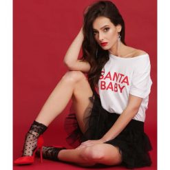 Biała Bluzka Santa Baby. Białe bluzki damskie other, m, z nadrukiem, z dzianiny, z okrągłym kołnierzem, z krótkim rękawem. Za 14,99 zł.