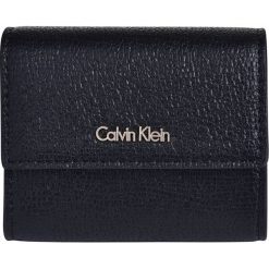 Calvin Klein Damskie portfele z teksturami Small Trifold Wall et. Portfele damskie Calvin Klein, bez wzorów. W wyprzedaży za 303,00 zł.