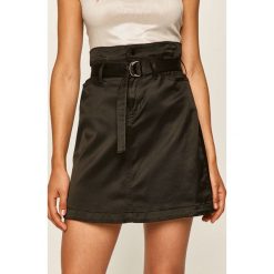 Guess Jeans - Spódnica. Czarne spódniczki damskie Guess Jeans, na co dzień, w paski, z bawełny, casualowe, z podwyższonym stanem, mini, proste. Za 479,90 zł.