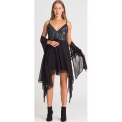 CZARNA SUKIENKA PATRIZIA PEPE. Czarne sukienki damskie Patrizia Pepe, na imprezę, bez wzorów, z wiskozy, z włoskim kołnierzykiem, bez rękawów, mini. Za 749,50 zł.