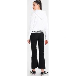 Bluzy damskie: Superdry GRAPHIC HEM HOOD Bluza z kapturem white