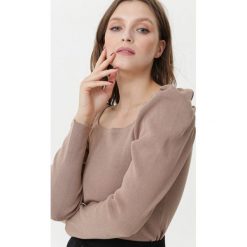 Beżowy Sweter Boysenberry. Brązowe swetry damskie Born2be, s, bez wzorów, prążkowane, bez rękawów, długie, bez kaptura. Za 79,99 zł.