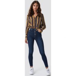 NA-KD Jeansy Skinny High Waist Button Zipper - Blue. Niebieskie rurki damskie marki NA-KD, z jeansu, z podwyższonym stanem. Za 181,95 zł.