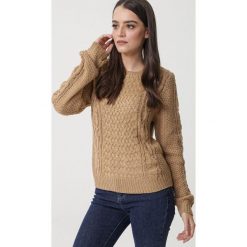 Ciemnobeżowy Sweter Whitfield. Brązowe swetry damskie Born2be, uniwersalny, bez wzorów, z dzianiny, klasyczne, bez rękawów, bez kaptura. Za 119,99 zł.