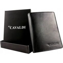 Portfel męski skórzany 4 u Cavaldi 0104-BS czarny. Czarne portfele męskie 4U Cavaldi, bez wzorów, ze skóry. Za 49,99 zł.