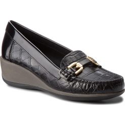Półbuty GEOX - D Arethea B D841SB 06YBC C9999 Black. Czarne półbuty damskie na koturnie marki Geox, ze skóry ekologicznej. W wyprzedaży za 339,00 zł.