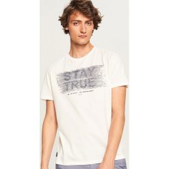T-shirty męskie: T-shirt z nadrukiem stay true - Kremowy