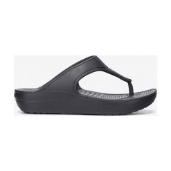 Crocs Crocs Czarny. Czarne klapki damskie Crocs, w paski, z materiału, bez obcasa, na platformie. Za 154,95 zł.