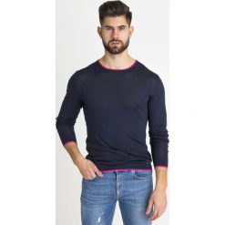 SWETER SILKY GUESS. Szare swetry męskie Guess, m, z aplikacjami, z bawełny, z okrągłym kołnierzem, bez kaptura. Za 185,00 zł.