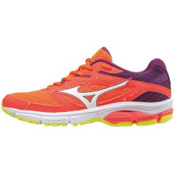 Mizuno Buty Biegowe Wave Surge (W) Fierycoral/Wht/Grapejuic 38.5/5.5. Różowe buty sportowe damskie marki Mizuno, bez wzorów, sportowe, do biegania, mizuno wave. W wyprzedaży za 249,00 zł.