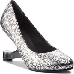 Półbuty UNITED NUDE - Eamz Pump 10339576127 Silver Stingray. Szare półbuty damskie skórzane marki United Nude, na obcasie. W wyprzedaży za 699,00 zł.
