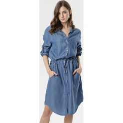 Niebieska Sukienka Polydora. Niebieskie sukienki damskie Born2be, na co dzień, s, bez wzorów, z jeansu, eleganckie, z klasycznym kołnierzykiem, z długim rękawem, długie, midi, koszulowe. Za 119,99 zł.