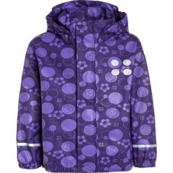 LEGO Wear JAMAICA Kurtka przeciwdeszczowa dark purple. Fioletowe kurtki sportowe damskie marki LEGO Wear, z poliesteru, sportowe. W wyprzedaży za 143,10 zł.