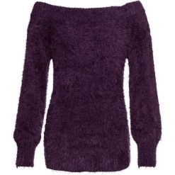 Sweter z przędzy z długim włosem z dekoltem "carmen" bonprix śliwkowy. Fioletowe swetry damskie bonprix, bez wzorów, z długim rękawem, długie, bez kaptura. Za 84,99 zł.