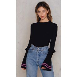NA-KD Sweter z rękawem w paski i z falbanką - Black. Czarne swetry damskie NA-KD, w paski, z wiskozy, z długim rękawem, długie, bez kaptura. W wyprzedaży za 36,58 zł.