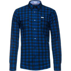 Koszula Guess M93H08 WBRM. Niebieskie koszule męskie Guess, xxl, z aplikacjami, z bawełny, casualowe, bez kołnierzyka, bez rękawów. W wyprzedaży za 209,00 zł.