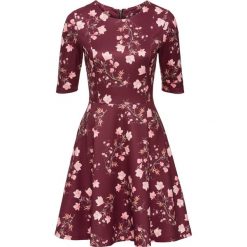 Sukienka neoprenowa bonprix czerwony rododendron z nadrukiem. Fioletowe sukienki damskie bonprix, z nadrukiem, z neoprenu, bez kołnierzyka, bez rękawów, rozkloszowane. Za 109,99 zł.