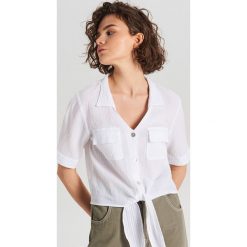 Koszula oversize z wiązaniem - Biały. Białe koszule damskie Cropp, xl, bez wzorów, bez kołnierzyka, bez rękawów. W wyprzedaży za 19,99 zł.