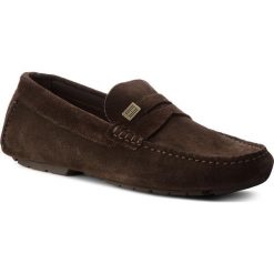 Mokasyny TOMMY HILFIGER - Seasonal Hardware Suede Loafer FM0FM01807 Coffeebean 212. Pomarańczowe mokasyny męskie TOMMY HILFIGER, na co dzień, bez wzorów, ze skóry, bez zapięcia. W wyprzedaży za 419,00 zł.