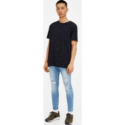 Jasne jeansy carrot fit z efektem sprania. Szare jeansy męskie marki Pull&Bear, m, bez wzorów. Za 139,00 zł.
