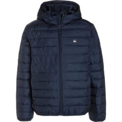 Quiksilver SCALY Kurtka zimowa navy blazer. Niebieskie kurtki chłopięce marki Quiksilver, na zimę, z poliesteru. W wyprzedaży za 223,20 zł.