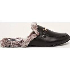 Steve Madden - Klapki. Czarne klapki damskie Steve Madden, bez wzorów, ze skóry, bez obcasa, na obcasie. W wyprzedaży za 339,90 zł.