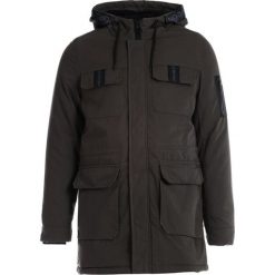 Ciemnozielona Kurtka Grimsby. Zielone kurtki męskie Born2be, na zimę, xl, moro, militarne, bez kaptura. Za 359,99 zł.