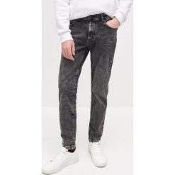 Spodnie jeansowe slim - Czarny. Czarne spodnie męskie Reserved, bez wzorów, z jeansu. Za 99,99 zł.