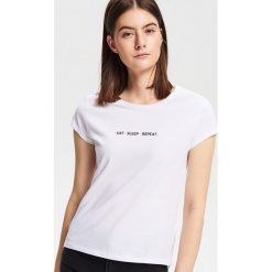 T-shirt z minimalistycznym napisem - Biały. Białe t-shirty damskie Reserved, l, z napisami. Za 24,99 zł.