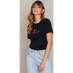 T-shirty damskie: Statement By NA-KD Influencers T-shirt Rahnee Bransby – Black