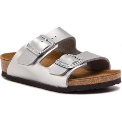 Klapki BIRKENSTOCK - Arizona Kids 0555133 Silver 1. Szare sandały dziewczęce Birkenstock, ze skóry ekologicznej, bez zapięcia. W wyprzedaży za 139,00 zł.