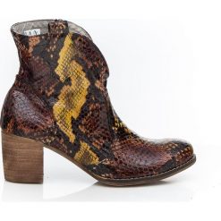 Botki na słupku kowbojki - skóra naturalna - model 503 - kolor kolorowy wąż. Szare botki damskie Zapato, na wiosnę, z jeansu, eleganckie, z okrągłym noskiem, bez obcasa, na obcasie, bez zapięcia. Za 399,00 zł.