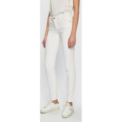 Guess Jeans - Jeansy Curve X. Białe jeansy damskie marki Guess Jeans, z aplikacjami, z elastanu. Za 369,90 zł.