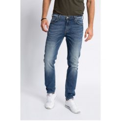 Lee - Jeansy Rider Blue Surrender Baza. Niebieskie jeansy męskie marki Lee, z aplikacjami, z elastanu. Za 319,90 zł.