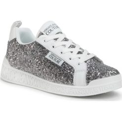 Sneakersy VERSACE JEANS COUTURE - E0VVBSP1 71524 900. Szare półbuty damskie Versace Jeans Couture, na co dzień, bez wzorów, z jeansu, bez obcasa, na płaskiej podeszwie, bez zapięcia. Za 669,00 zł.