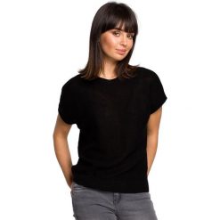 Sweter z dekoltem na plecach - czarny. Czarne swetry damskie BE, na lato, uniwersalny, bez wzorów, z jeansu, z krótkim rękawem, krótkie, bez kaptura. W wyprzedaży za 98,00 zł.