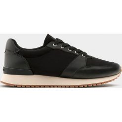 Czarne buty sportowe w miejskim stylu. Białe buty sportowe męskie marki Pull & Bear. Za 139,00 zł.