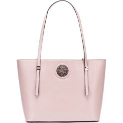 Guess Open Road Torebka Różowy. Różowe torebki klasyczne damskie Guess, z aplikacjami, z materiału, bez dodatków. Za 528,95 zł.