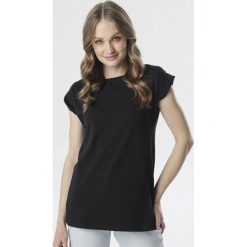 Czarny T-shirt Noebelle. Czarne bluzki damskie Born2be, s, bez wzorów, z dzianiny, klasyczne, z okrągłym kołnierzem, z krótkim rękawem. Za 39,99 zł.