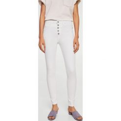 Mango - Jeansy Soho. Białe jeansy damskie rurki marki Mango, z bawełny, z podwyższonym stanem. Za 139,90 zł.