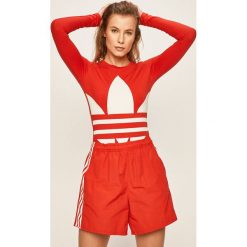 Adidas Originals - Longsleeve. Czerwone topy damskie adidas Originals, z nadrukiem, z elastanu, z okrągłym kołnierzem. W wyprzedaży za 129,90 zł.