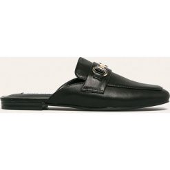 Steve Madden - Klapki skórzane Kori. Czarne klapki damskie Steve Madden, bez wzorów, ze skóry, bez obcasa, na obcasie. W wyprzedaży za 279,90 zł.