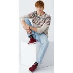 Sweter z żakardowym wzorem na karczku. Szare swetry klasyczne męskie marki Pull&Bear, m, z żakardem. Za 89,90 zł.